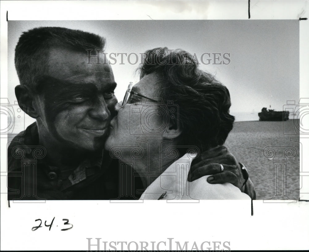 1989 Press Photo Veronica Mazurek &amp; nephew US Marine Sgt Michael Smith - Historic Images