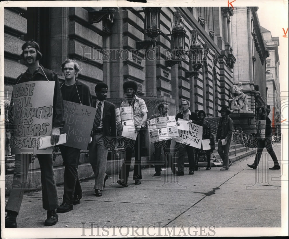 1971 Press Photo The U.S. Courthouse demonstrators - cva41960 - Historic Images