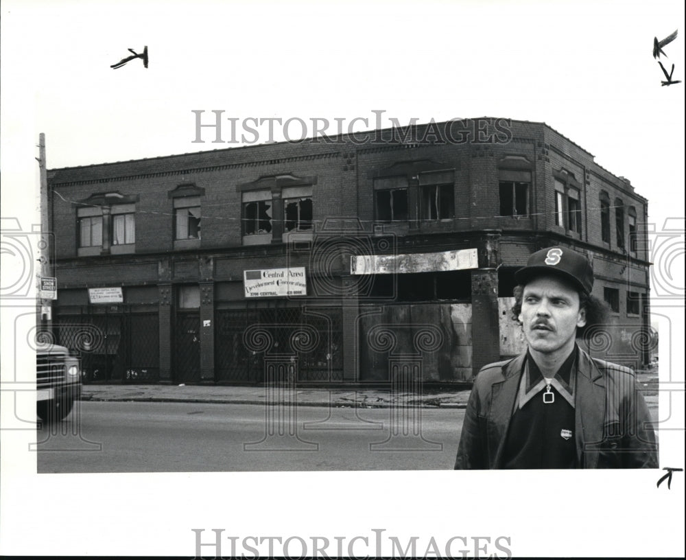 1985 Press Photo Tim Smith and burned out bldg. at 3708 Central Ave. - cva41962 - Historic Images