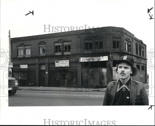 1985 Press Photo Tim Smith and burned out bldg. at 3708 Central Ave. - cva41962 - Historic Images