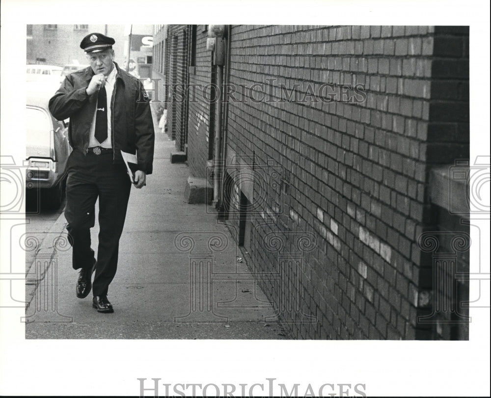 1981 Press Photo Fire inspector Thomas F. Smith Jr inspects property - Historic Images