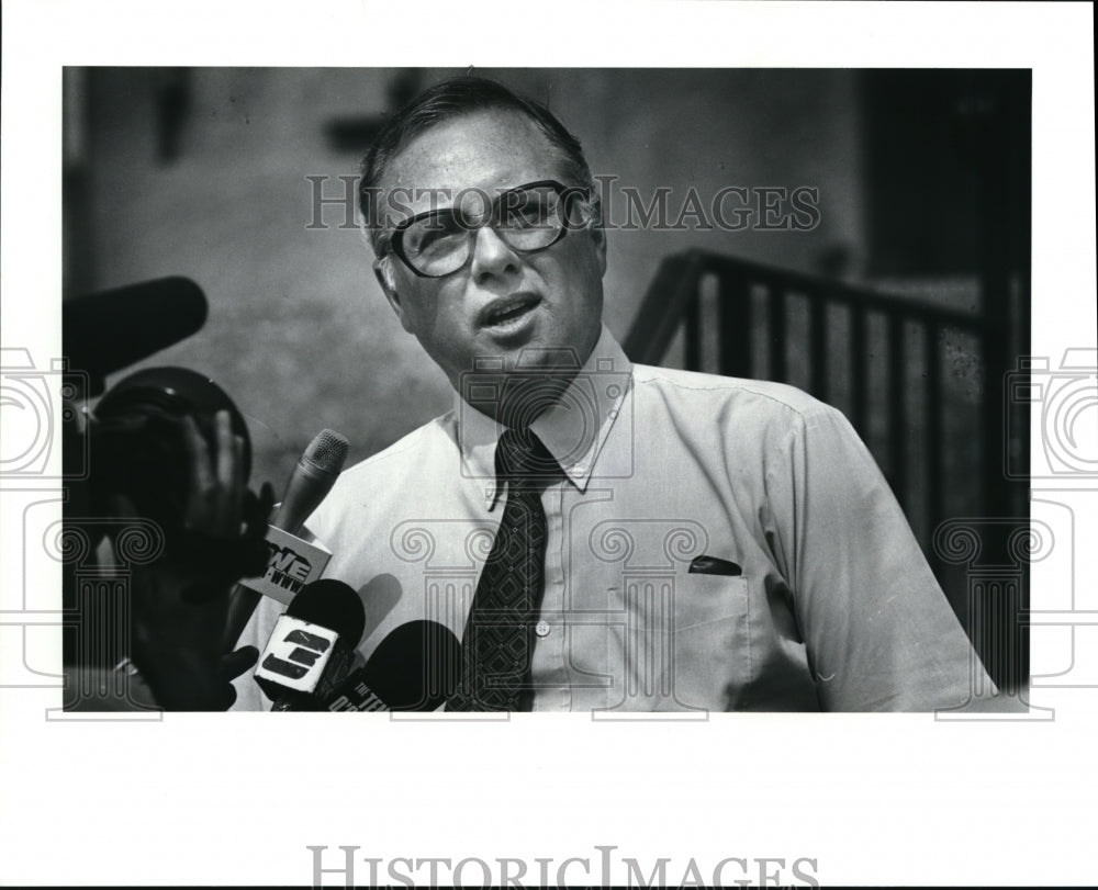 1989 Press Photo GSX spokesman Tom Smith responds to protest at GSX - Historic Images