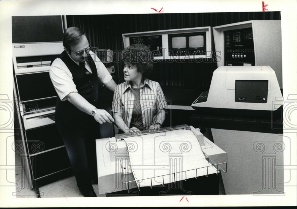 1979 Press Photo K. Puterbaugh & N. Szabo with the computerized security system - Historic Images