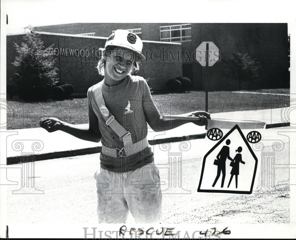 1985 Press Photo Eleven year old Paul Smith, crossing guard in Lorain - Historic Images