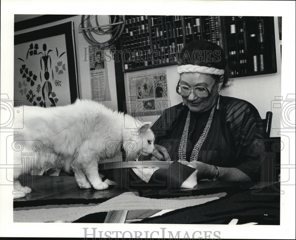 1990 Press Photo Mrs Fran Soika, an artistic quilt maker - cva42004 - Historic Images