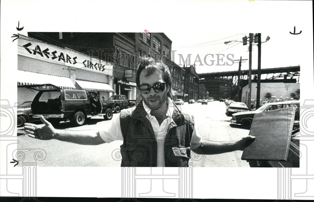 1985 Press Photo Mike Sopko, co-owner of Fagans, talks about parking &amp; traffic - Historic Images