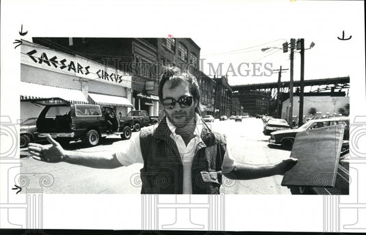 1985 Press Photo Mike Sopko, co-owner of Fagans, talks about parking & traffic - Historic Images
