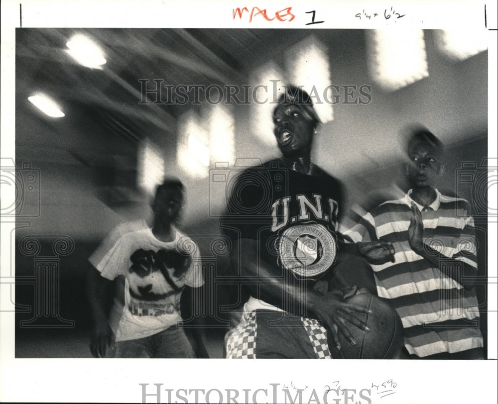 1991 Press Photo Gary Robinson playing basketball at Kovacic Recreation Center - Historic Images