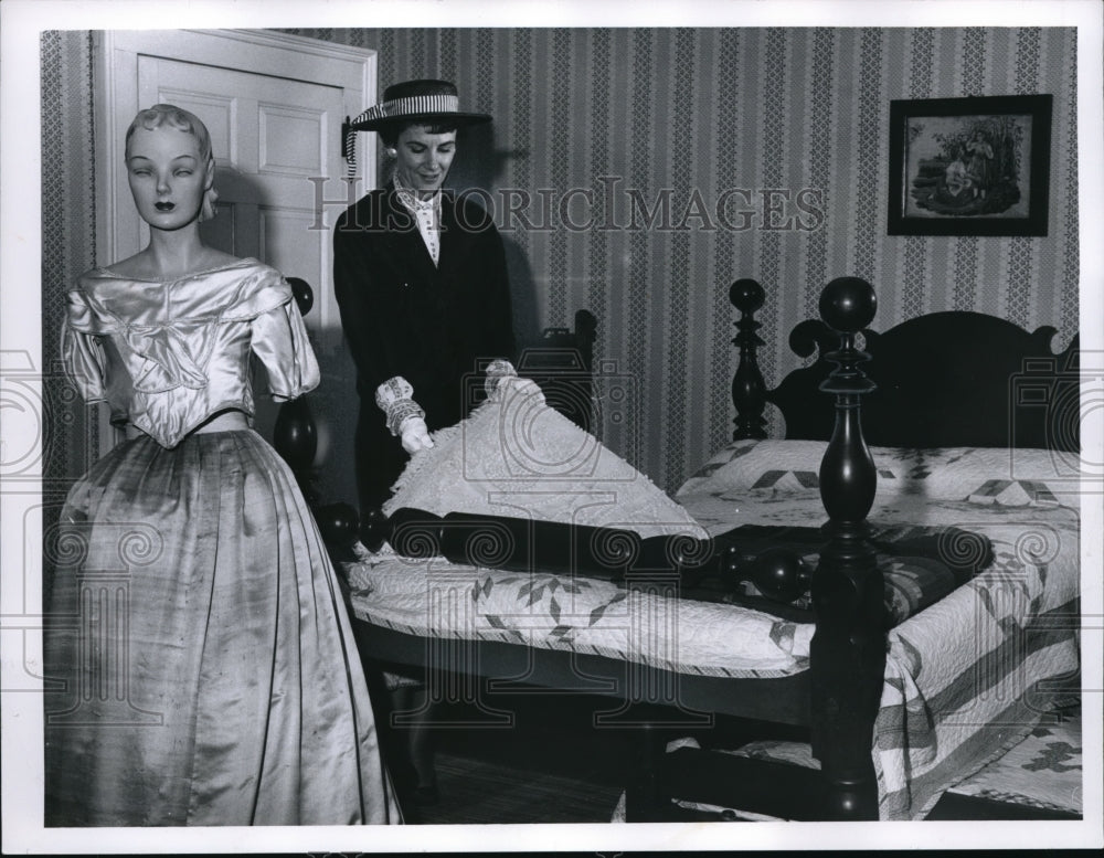 1960 Press Photo One of the Sherman bedrooms interest Donna Crist - cva42052-Historic Images