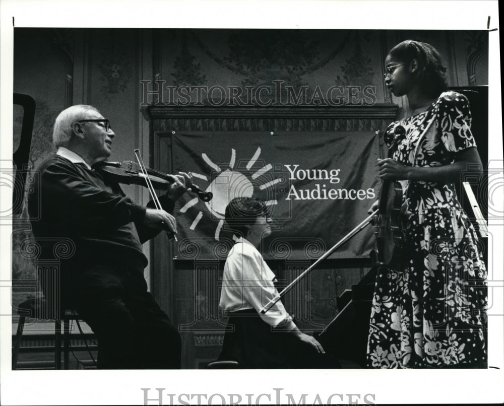 1991 Press Photo Isaac Stern demonstrates a musical passage - cva42090 - Historic Images