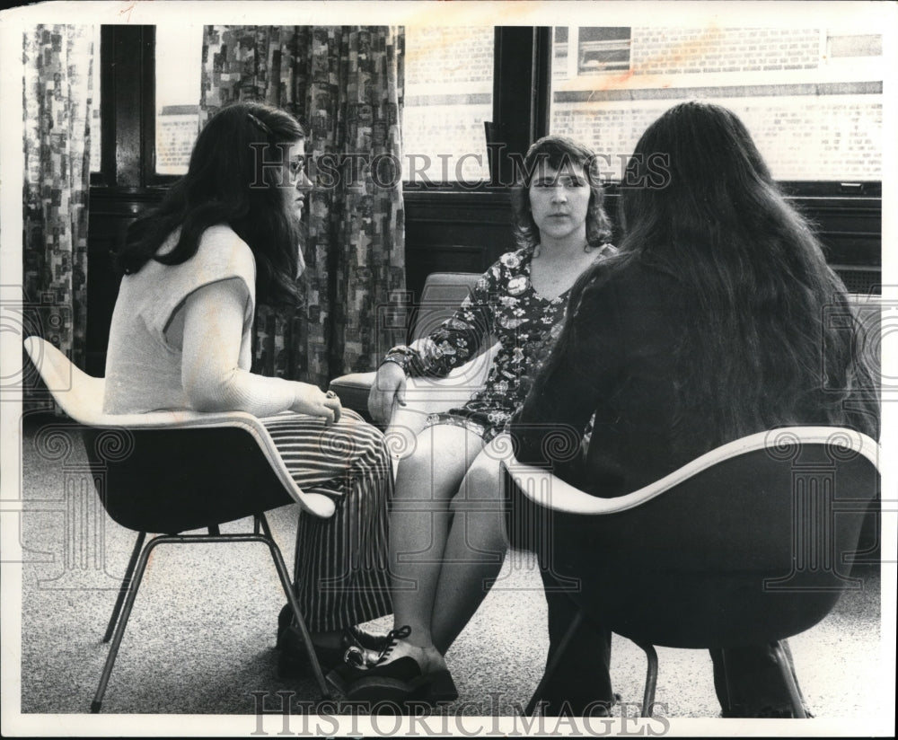 1972 Press Photo Bobbi Spiegler confers with Becky at the Abortion Project-Historic Images