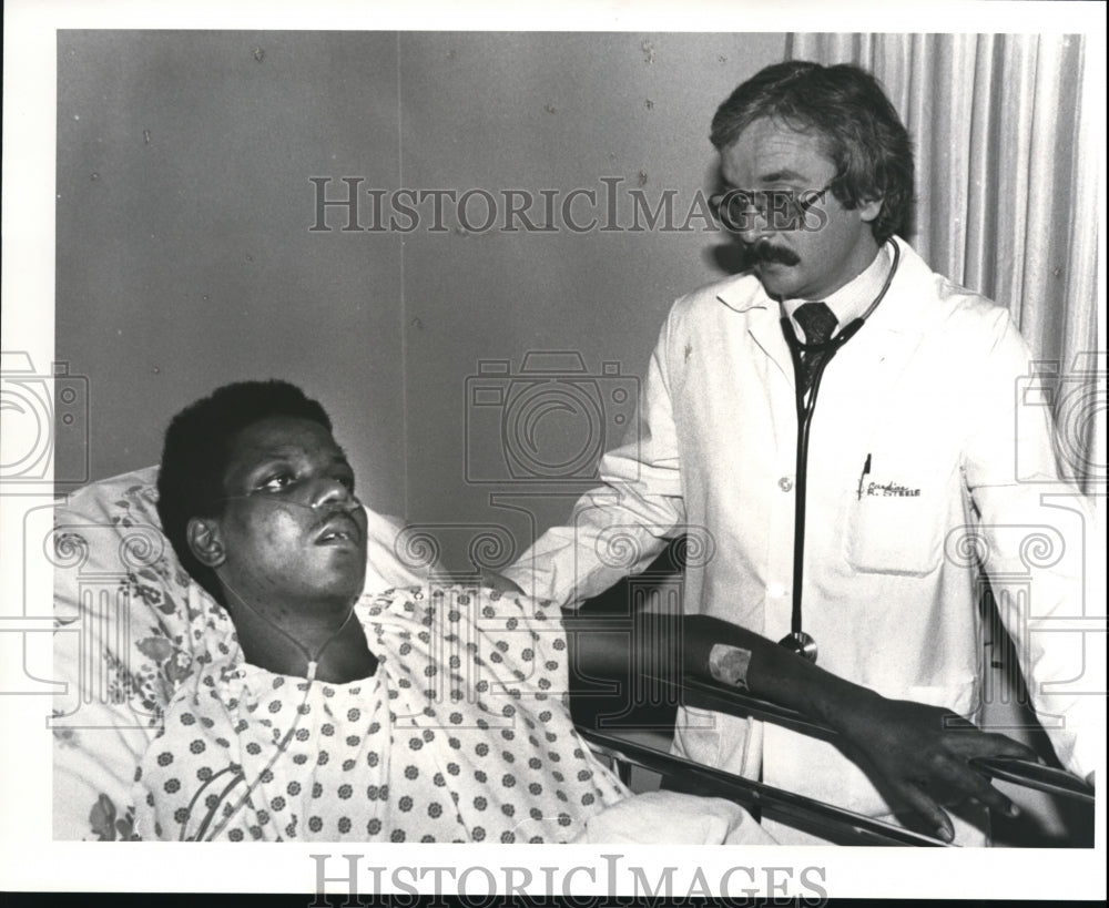 1983 Press Photo James Washington with Dr. Robert Steele - Historic Images