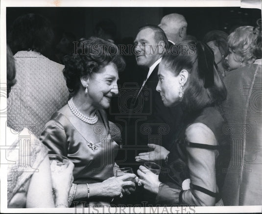 1971 Press Photo Mrs. Kelven Smith at dinner party at Museum Educational Oepning - Historic Images