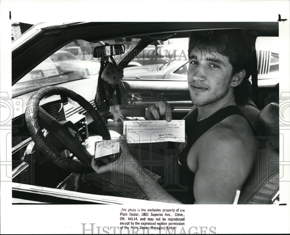 1988 Press Photo James L Smith, receiving a tax refund from the city - Historic Images