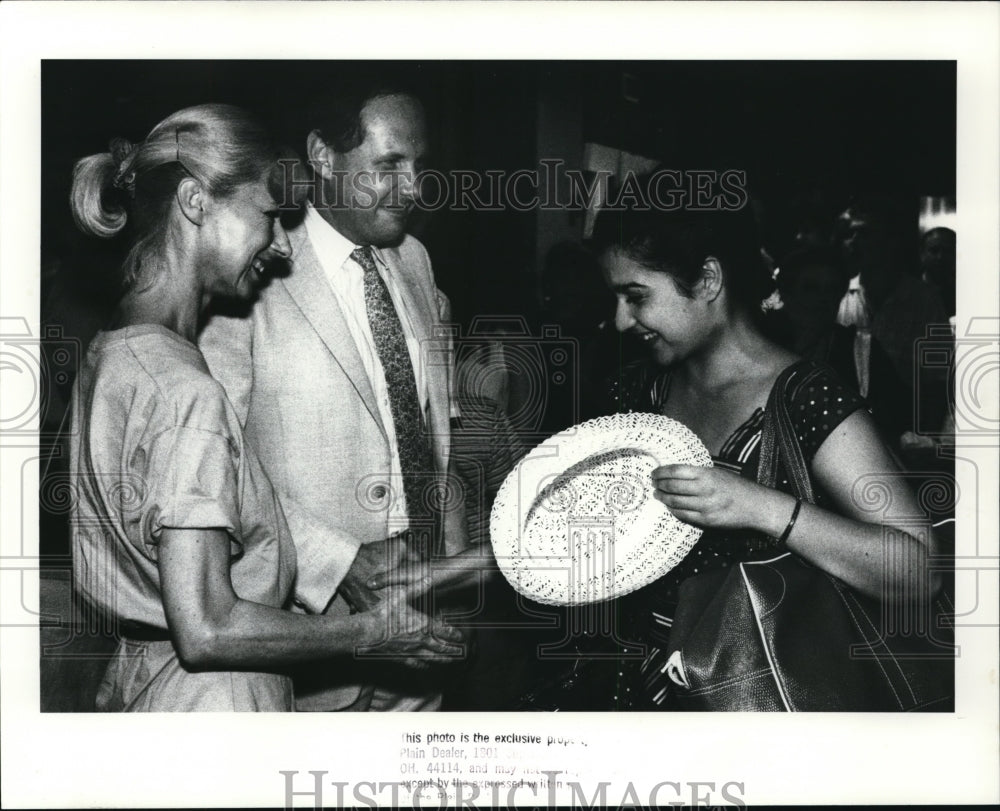 1988 Press Photo Pres of Oberline College Frederick Star greets Lipkina Natalia. - Historic Images