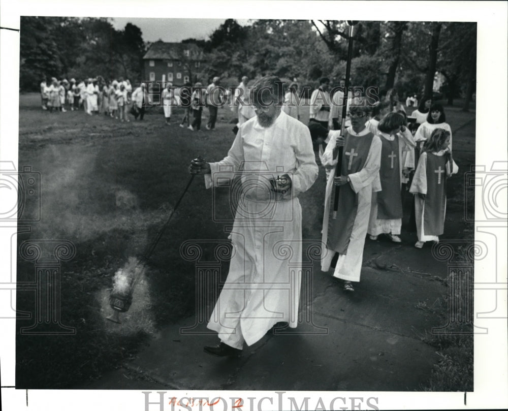 1991 Press Photo Ralph Starling leads congregation of St Alban Episcopal Church - Historic Images