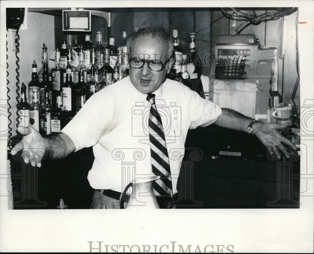 1977 Press Photo Nick Schia, Jr, owner, Steak Joynt - Historic Images