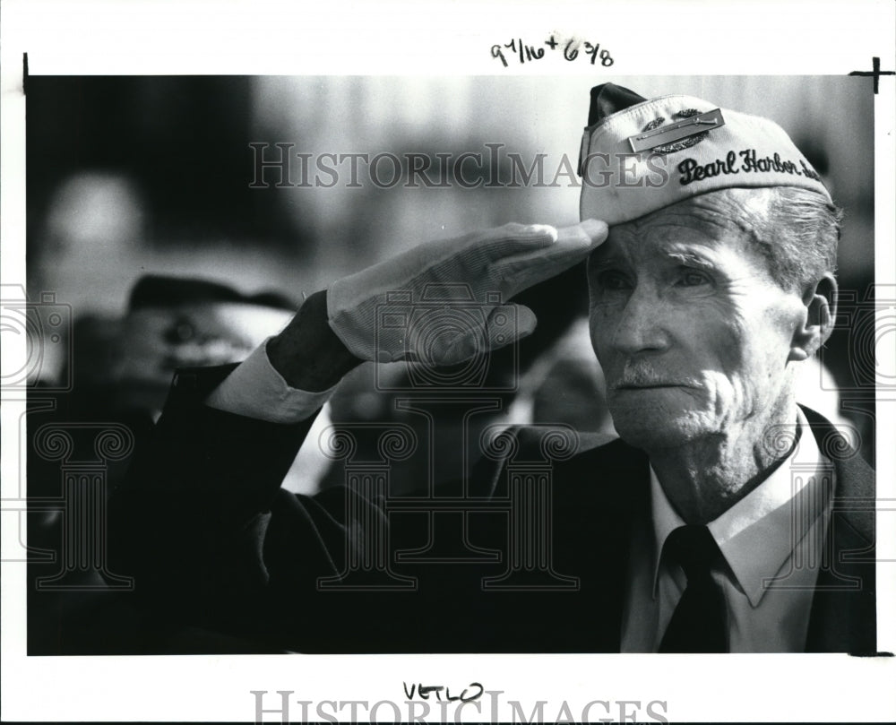 1991 Press Photo Francis J Smith of Strongville, salute during Taps ceremony - Historic Images