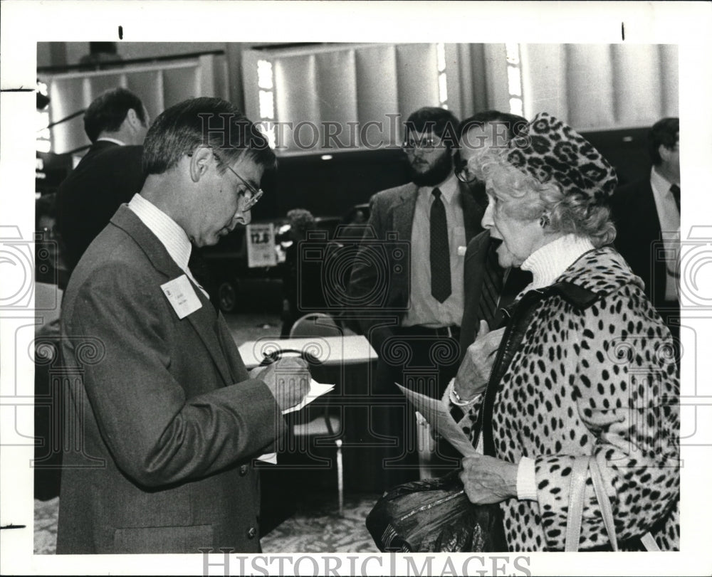 1982 Press Photo F Alan Smith, Executive VP of General Motors w/ Irene Hannun - Historic Images