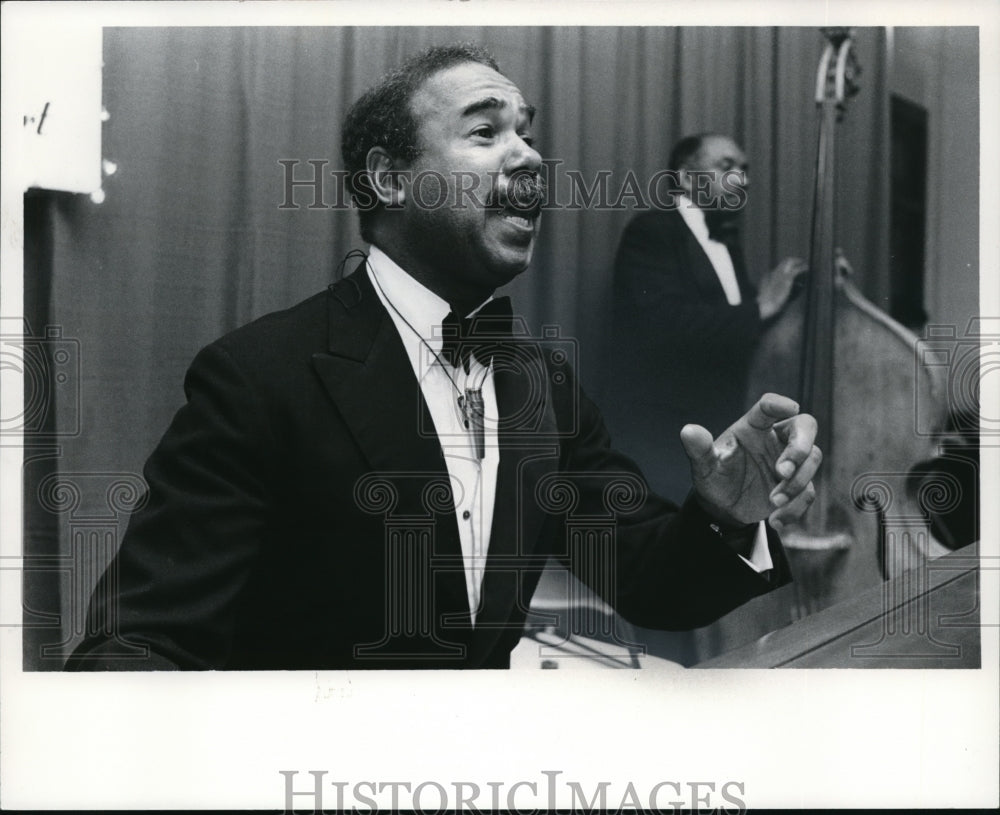 1977 Press Photo Bobby Short sings and plays for Play House guest - Historic Images