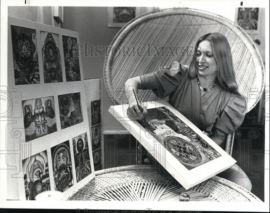 1983 Press Photo Mary Anne Hoffman Art Teacher with Her Astology Cards - Historic Images