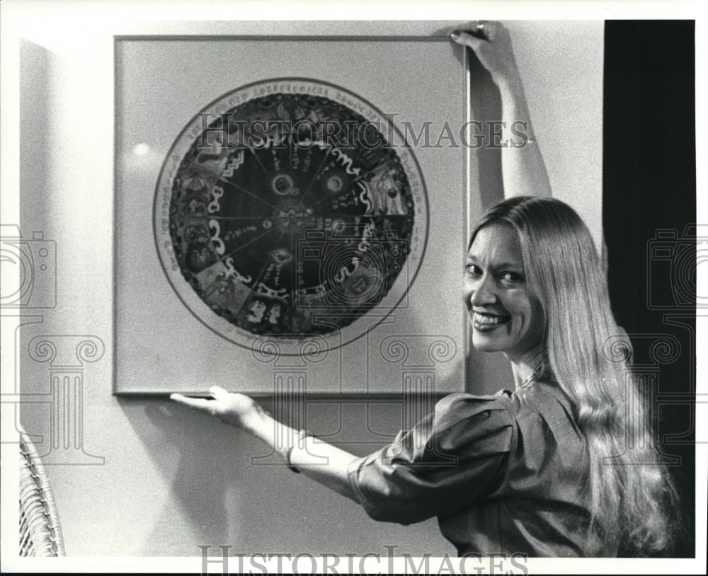1983 Press Photo Mary Anne Hoffman with some of her astrology cards she designed - Historic Images
