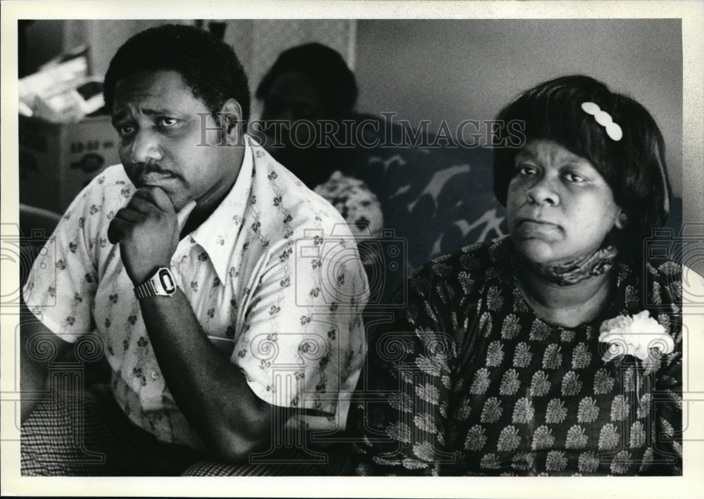 1979 Press Photo Mr & Mrs JE Pope in their new home - cva42355 - Historic Images