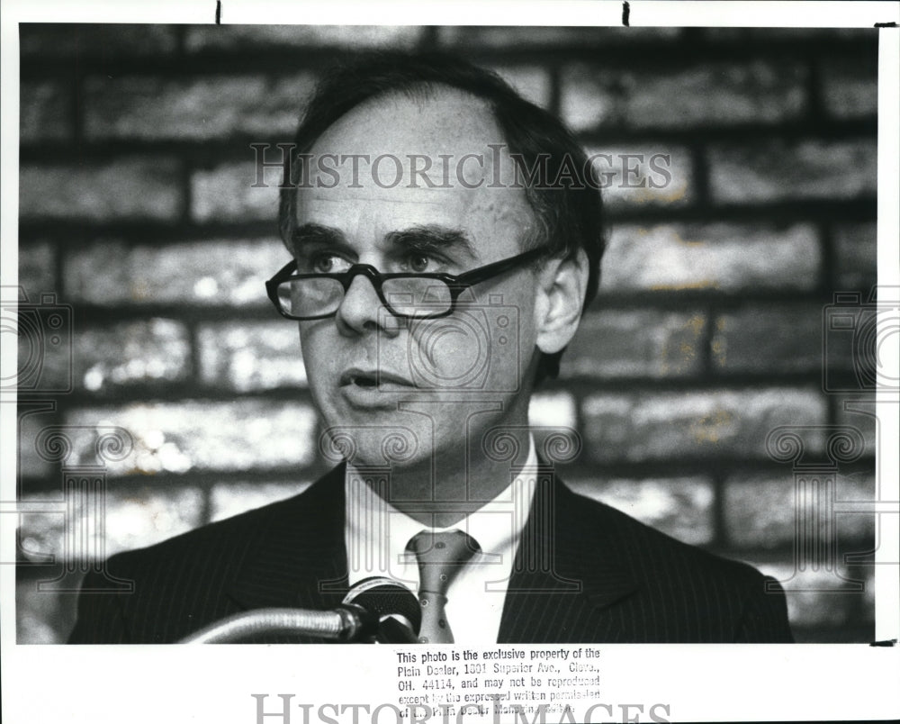 1988 Press Photo Leonard B Stevens, speaks to the Office of School Monitoring - Historic Images