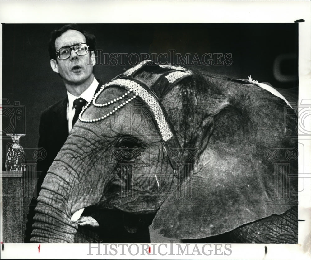 1988 Press Photo Jim Stevens, Continental staff &amp; VP, talks to the media - Historic Images