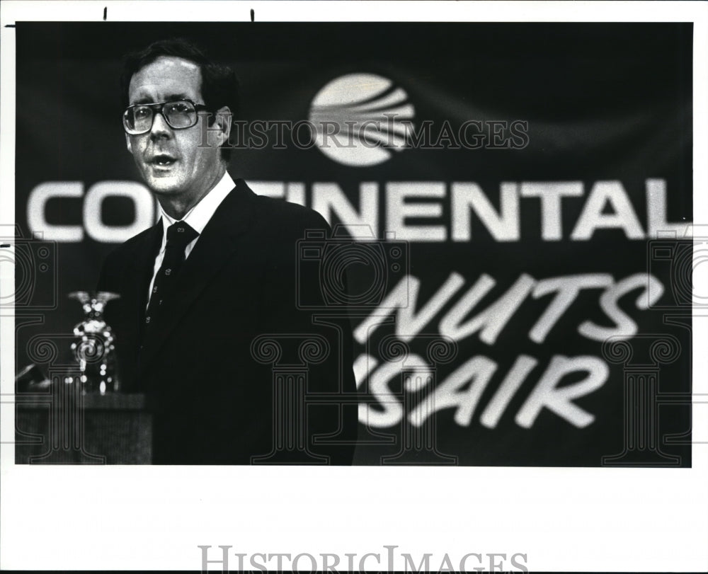 1988 Press Photo Jim Stevens, Continental Staff VP, talks to the media - Historic Images