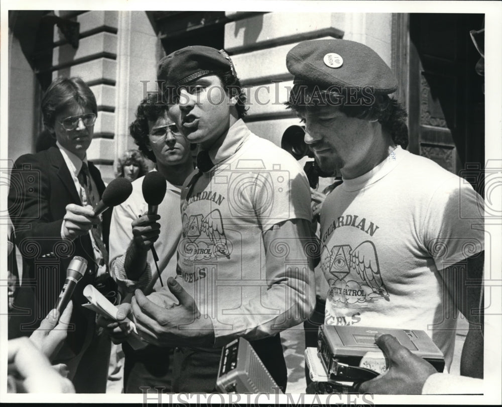 1981 Press Photo Curtis Sliwa &amp; Eddy Brown of NYC holds press conference - Historic Images