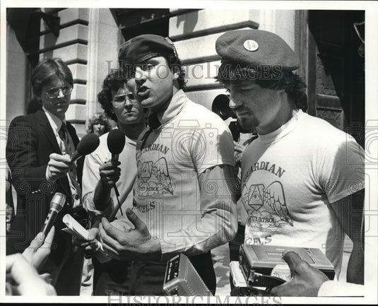1981 Press Photo Curtis Sliwa & Eddy Brown of NYC holds press conference - Historic Images