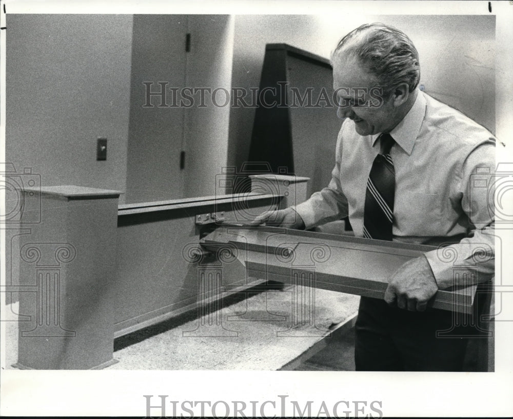 1982 Press Photo Joseph Slowbe demonstrates his metal rafters & joices for home - Historic Images