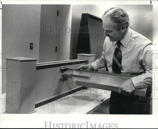 1982 Press Photo Joseph Slowbe demonstrates his metal rafters & joices for home - Historic Images