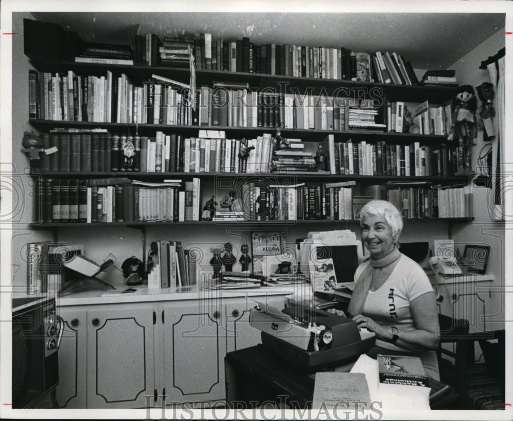 1977 Press Photo Author Mrs Oscar Stadtler in her home studio - Historic Images