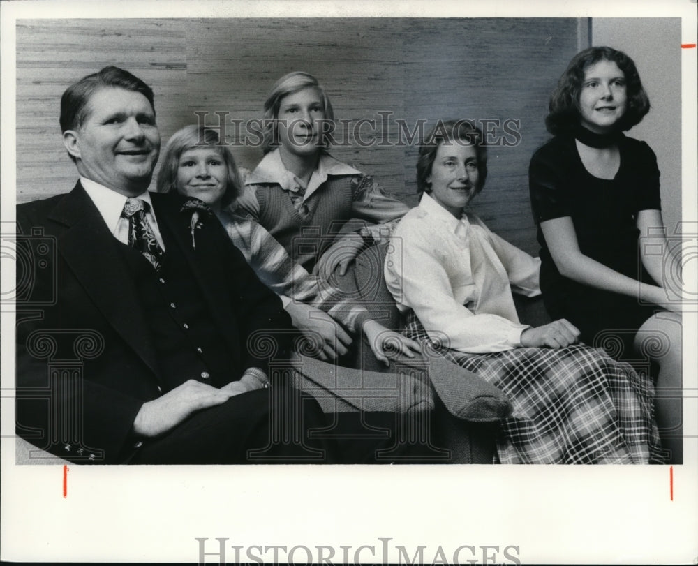 1976 Press Photo Ronald Stackhouse with Family Bruce, Brian, Madeline &amp; Brenda - Historic Images