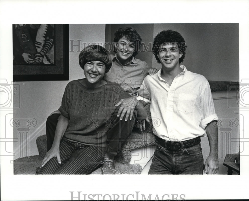 1985 Press Photo Carol Spero with her children before they go off to college - Historic Images