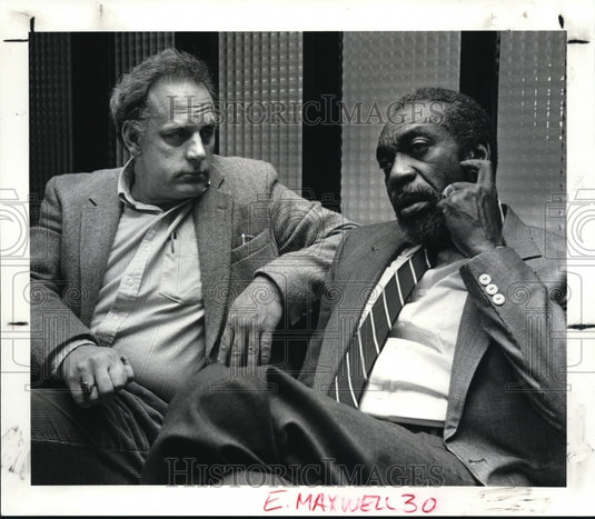 1987 Press Photo Brian Smiar & Bill Cobbs of Slap Maxwell Story on TV-Historic Images