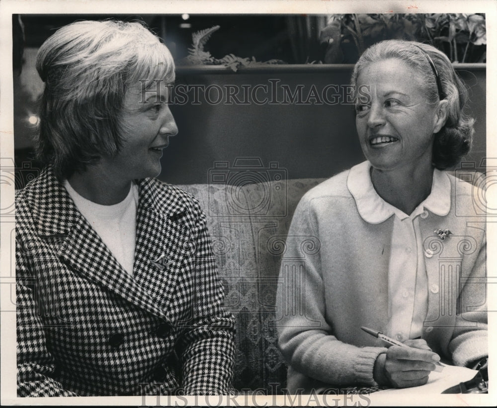 1972 Press Photo Mrs Richard T Sadler & Mrs John E Smeltz Planning Bonnie Brell-Historic Images