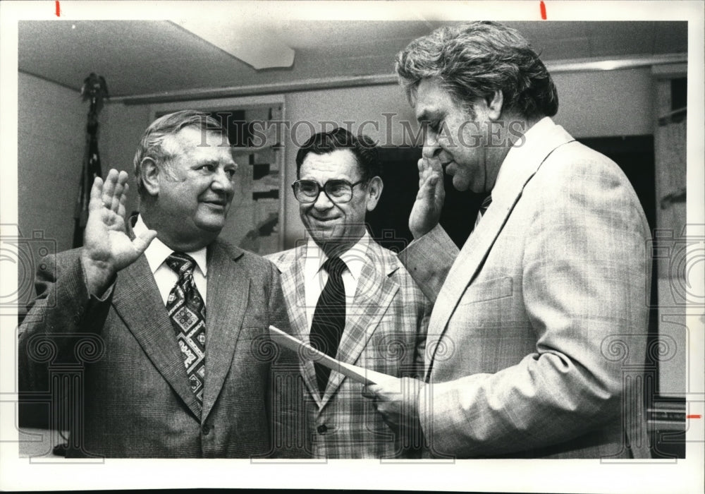 1980 Press Photo New Westlake Mayor Joseph Skodis sworn into office - Historic Images