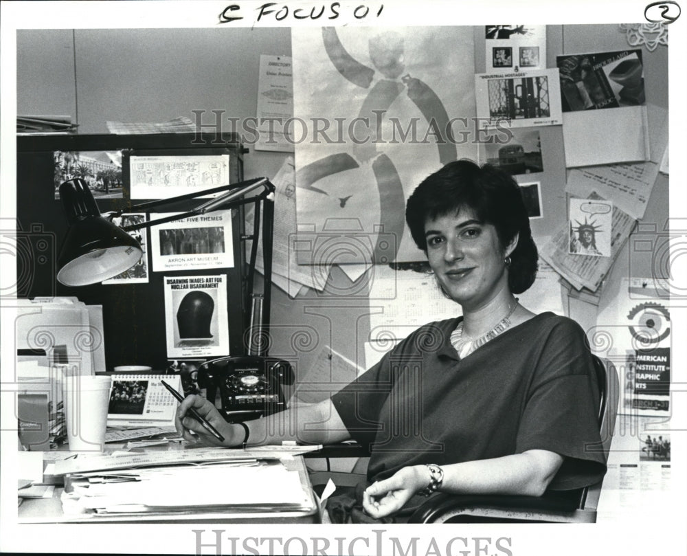 1987 Press Photo Janus Small, Exacutive Director new Organization for Visual Art - Historic Images