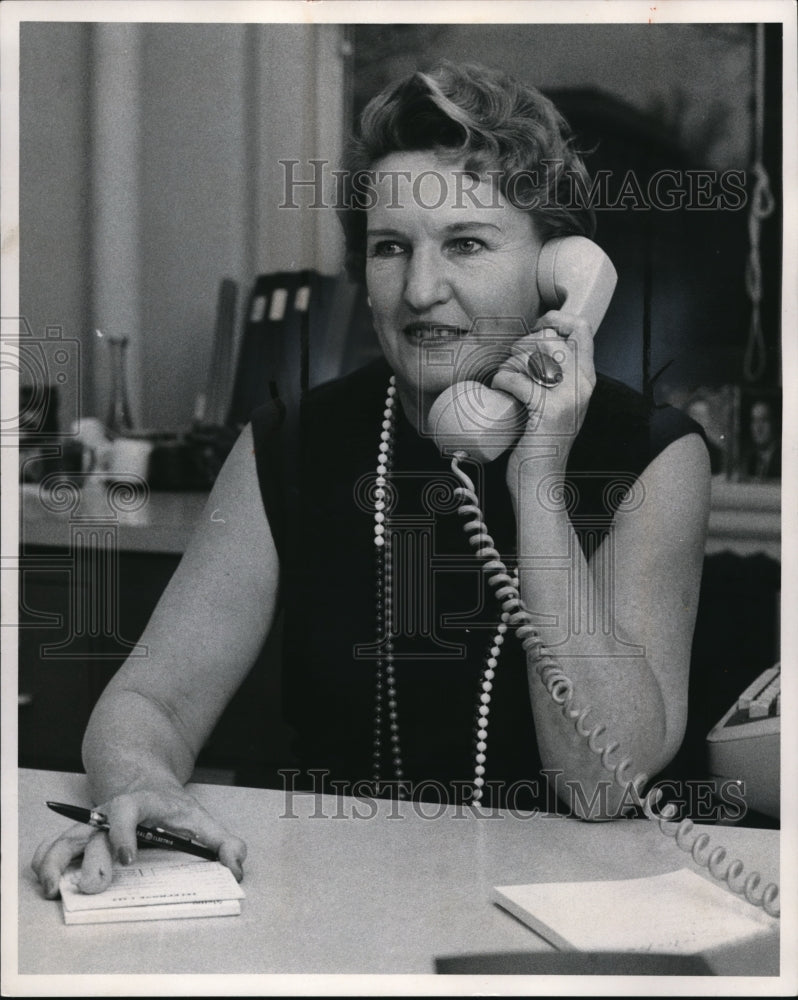 1970 Press Photo Ruth Snyder, Nela Pack & Pleasant Voice Contest winner - Historic Images