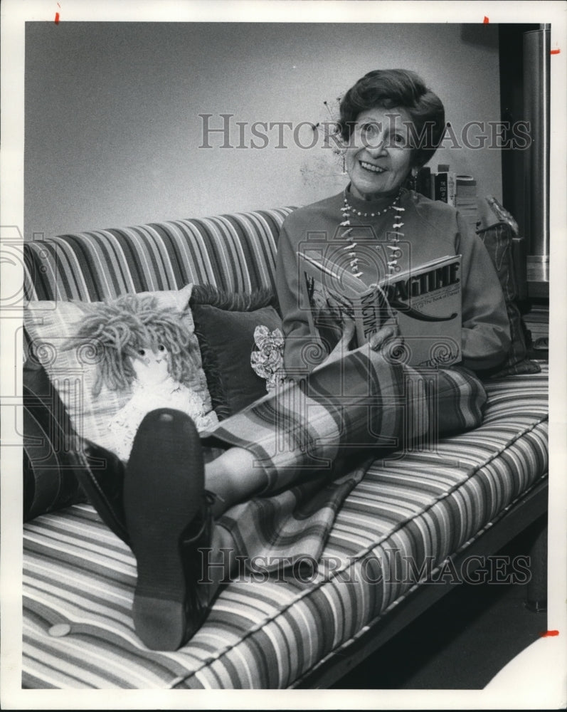 1976 Press Photo Sally Sigel, usherette at Playhouse for fifty seven years - Historic Images