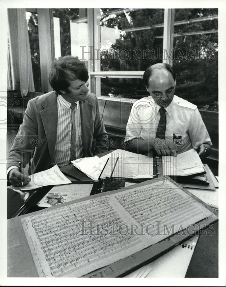 1986 Press Photo David M. Thum and Richard E. Rodda, curators - Historic Images