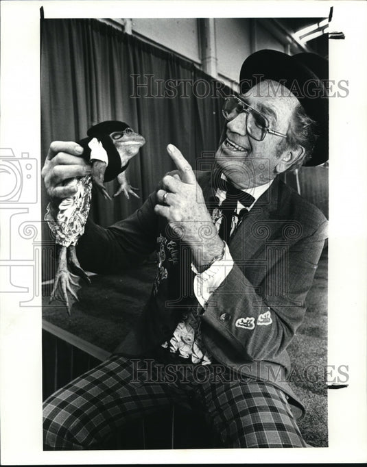 1986 Press Photo Professor Bill Steed with the frog, Glen - Historic Images