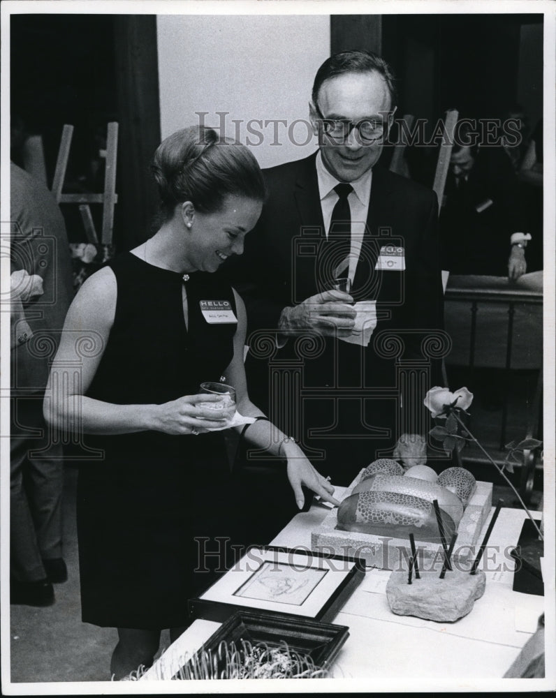 1971 Press Photo Mr. and Mrs. William Smith at the Print Club Art Show-Historic Images