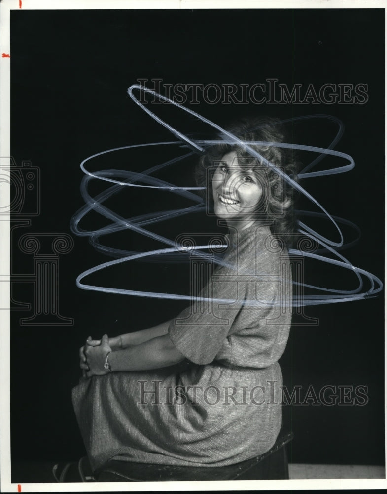 1980 Press Photo Diane Smurlo with the positive ions - Historic Images