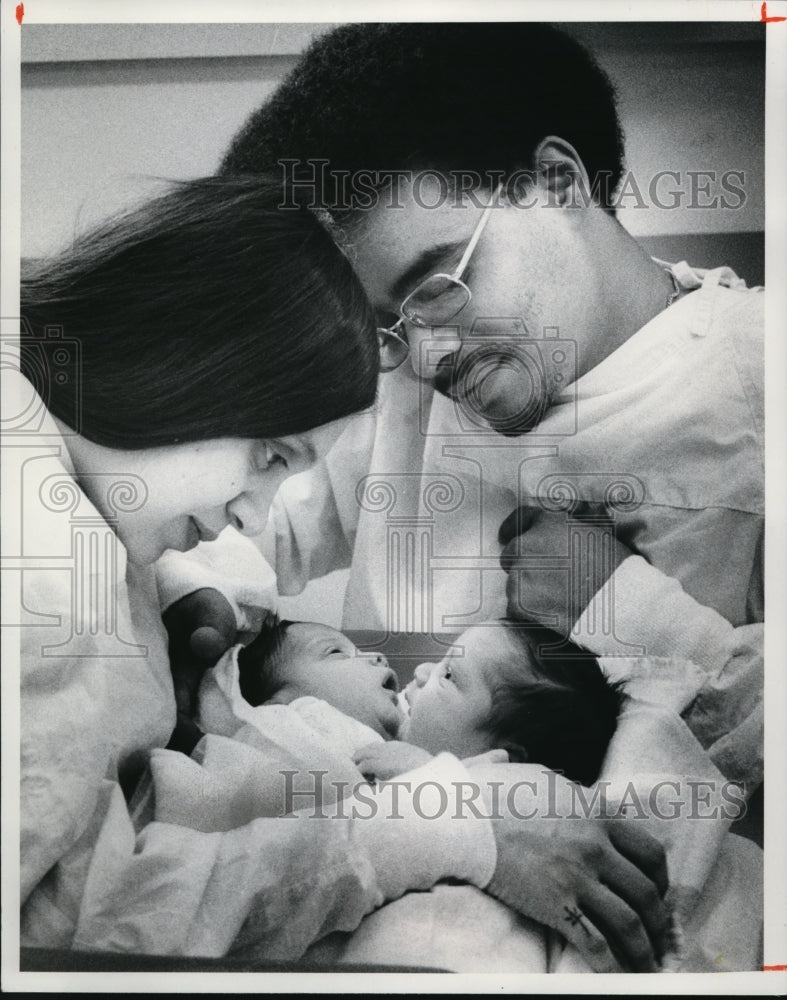 1978 Press Photo Georgeann and Elias Rodriguez and their twin sons - Historic Images