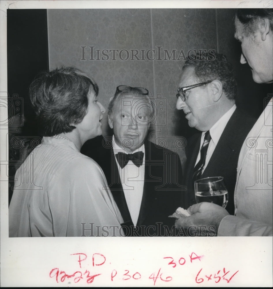 1977 Press Photo Mr &amp; Mrs Isaac Stern and Henry Kissinger - Historic Images