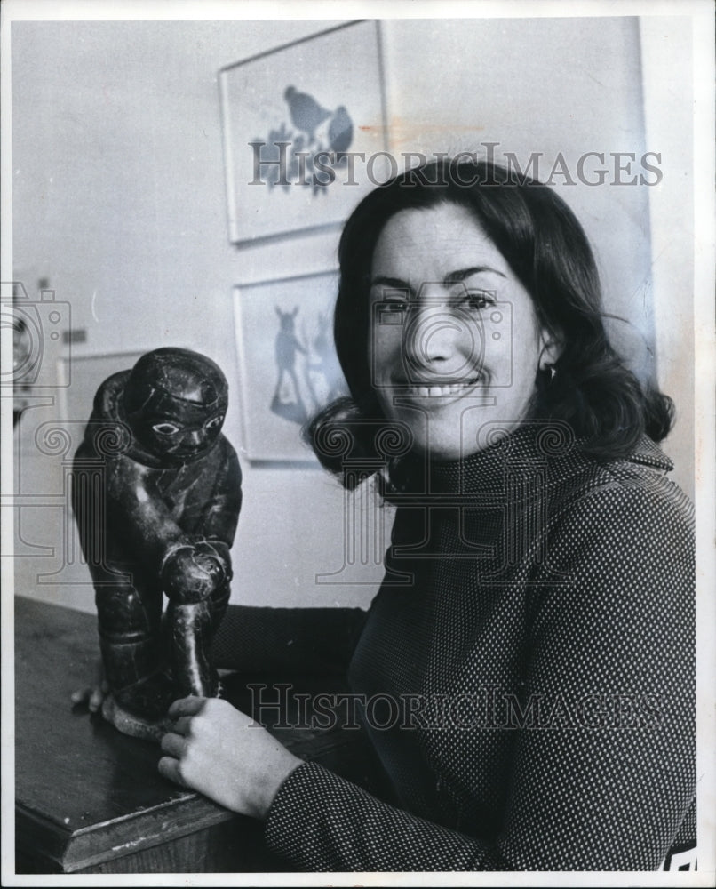 1973 Helen Smith and Eskimo art  - Historic Images